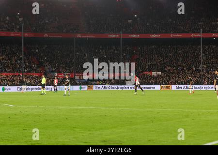 Rotterdam, Niederlande. November 2024. ROTTERDAM, NIEDERLANDE - 2. NOVEMBER: Während des niederländischen Eredivisie-Spiels zwischen Feyenoord und AZ im Stadion Feijenoord am 2. November 2024 in Rotterdam, Niederlande. (Foto von Hans van der Valk/Orange Pictures) Credit: Orange Pics BV/Alamy Live News Stockfoto