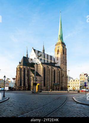 Ein Foto der Kathedrale St. Bartholomäus in Plzen, Tschechische Republik. Diese gotische Kathedrale mit ihrem ikonischen Turm steht stolz, umgeben von h Stockfoto