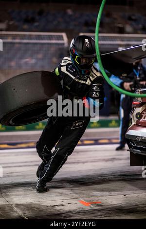 31 FARFUS Augusto (BH), GELAEL Sean (ind), LEUNG Darren (gbr), Team WRT, BMW M4 GT3 #31, LM GT3, Pitstop, arrêt aux Stände während der 8 Stunden von Bahrain 2024, 8. Runde der FIA Langstrecken-Weltmeisterschaft 2024, vom 31. Oktober bis 2. November 2024 auf dem Bahrain International Circuit in Sakhir, Bahrain - Foto Charly Lopez/DPPI Credit: DPPI Live News Stockfoto