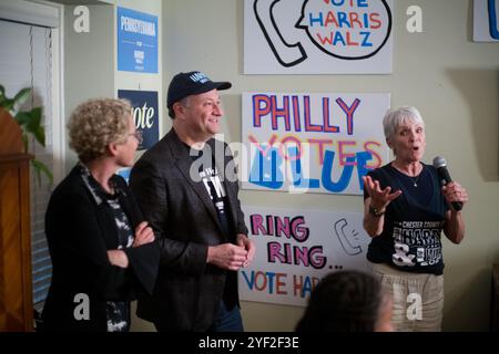 West Chester, Pennsylvania, USA. November 2024. US-Rep. Chrissy Houlahan, D-PA, linker zweiter Gentleman Douglas Emhoff und State-Sen. Carolyn Comitta, D-PA, hält Bemerkungen bei einer freiwilligen Telefonbank und Hausfeier, bei Committas Haus und ermutigt die Unterstützer, die Stimme für das Team Harris-Walz herauszuholen. (Kreditbild: © Brian Branch Price/ZUMA Press Wire) NUR REDAKTIONELLE VERWENDUNG! Nicht für kommerzielle ZWECKE! Stockfoto