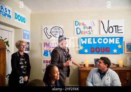 West Chester, Pennsylvania, USA. November 2024. US-Rep. Chrissy Houlahan, D-PA, linker zweiter Gentleman Douglas Emhoff und State-Sen. Carolyn Comitta, D-PA, hält Bemerkungen bei einer freiwilligen Telefonbank und Hausfeier, bei Committas Haus und ermutigt die Unterstützer, die Stimme für das Team Harris-Walz herauszuholen. (Kreditbild: © Brian Branch Price/ZUMA Press Wire) NUR REDAKTIONELLE VERWENDUNG! Nicht für kommerzielle ZWECKE! Stockfoto