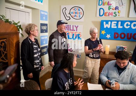 West Chester, Pennsylvania, USA. November 2024. US-Rep. Chrissy Houlahan, D-PA, linker zweiter Gentleman Douglas Emhoff und State-Sen. Carolyn Comitta, D-PA, hält Bemerkungen bei einer freiwilligen Telefonbank und Hausfeier, bei Committas Haus und ermutigt die Unterstützer, die Stimme für das Team Harris-Walz herauszuholen. (Kreditbild: © Brian Branch Price/ZUMA Press Wire) NUR REDAKTIONELLE VERWENDUNG! Nicht für kommerzielle ZWECKE! Stockfoto