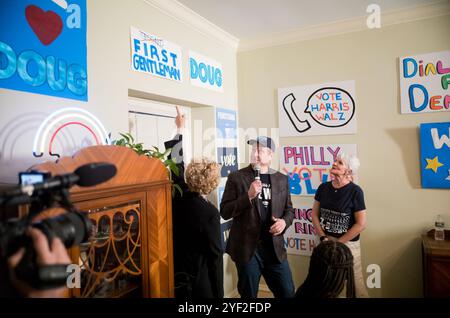 West Chester, Pennsylvania, USA. November 2024. US-Rep. Chrissy Houlahan, D-PA, linker zweiter Gentleman Douglas Emhoff und State-Sen. Carolyn Comitta, D-PA, hält Bemerkungen bei einer freiwilligen Telefonbank und Hausfeier, bei Committas Haus und ermutigt die Unterstützer, die Stimme für das Team Harris-Walz herauszuholen. (Kreditbild: © Brian Branch Price/ZUMA Press Wire) NUR REDAKTIONELLE VERWENDUNG! Nicht für kommerzielle ZWECKE! Stockfoto