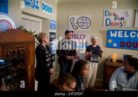 West Chester, Pennsylvania, USA. November 2024. US-Rep. Chrissy Houlahan, D-PA, linker zweiter Gentleman Douglas Emhoff und State-Sen. Carolyn Comitta, D-PA, hält Bemerkungen bei einer freiwilligen Telefonbank und Hausfeier, bei Committas Haus und ermutigt die Unterstützer, die Stimme für das Team Harris-Walz herauszuholen. (Kreditbild: © Brian Branch Price/ZUMA Press Wire) NUR REDAKTIONELLE VERWENDUNG! Nicht für kommerzielle ZWECKE! Stockfoto