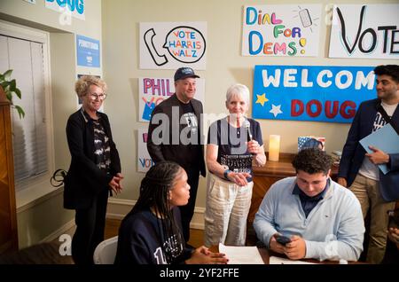 West Chester, Pennsylvania, USA. November 2024. US-Rep. Chrissy Houlahan, D-PA, linker zweiter Gentleman Douglas Emhoff und State-Sen. Carolyn Comitta, D-PA, hält Bemerkungen bei einer freiwilligen Telefonbank und Hausfeier, bei Committas Haus und ermutigt die Unterstützer, die Stimme für das Team Harris-Walz herauszuholen. (Kreditbild: © Brian Branch Price/ZUMA Press Wire) NUR REDAKTIONELLE VERWENDUNG! Nicht für kommerzielle ZWECKE! Stockfoto