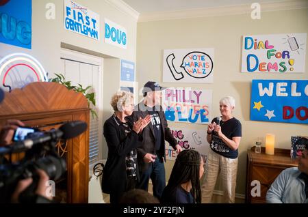 West Chester, Pennsylvania, USA. November 2024. US-Rep. Chrissy Houlahan, D-PA, linker zweiter Gentleman Douglas Emhoff und State-Sen. Carolyn Comitta, D-PA, hält Bemerkungen bei einer freiwilligen Telefonbank und Hausfeier, bei Committas Haus und ermutigt die Unterstützer, die Stimme für das Team Harris-Walz herauszuholen. (Kreditbild: © Brian Branch Price/ZUMA Press Wire) NUR REDAKTIONELLE VERWENDUNG! Nicht für kommerzielle ZWECKE! Stockfoto