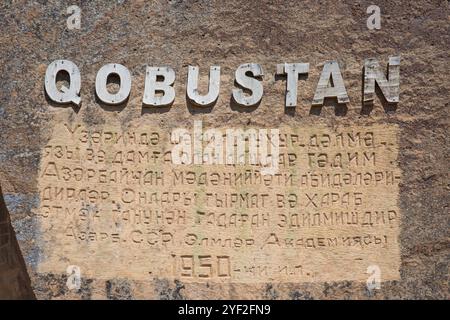 Gedenktafel auf einem riesigen Felsbrocken am Eingang zum staatlichen Historischen und Kulturreservat Gobustan in Gobustan, Aserbaidschan Stockfoto