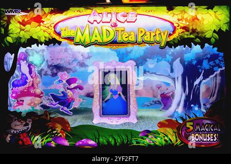 WMS Alice & The Mad Tea Party Video Slots Bildschirm mit einer Vielzahl von Charakteren, darunter der Mad Hatter, die Herzkönigin, Cheshire Cat und der riesige caterpiller. Stockfoto