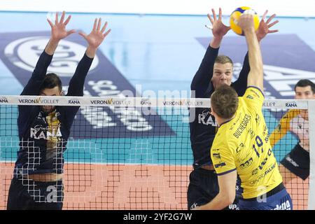 Block von Donovan Dzavoronok von Rana Verona während des Spiels zwischen Rana Verona und Valsa Group Modena, reguläre Saison der SuperLega Italian Volleyball Championship 2024/2025, im Pala AGSM-AIM in Verona, Italien am 2. November 2024. Stockfoto