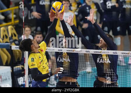 Block von Donovan Dzavoronok von Rana Verona während des Spiels zwischen Rana Verona und Valsa Group Modena, reguläre Saison der SuperLega Italian Volleyball Championship 2024/2025, im Pala AGSM-AIM in Verona, Italien am 2. November 2024. Stockfoto