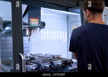 Weibliche Arbeiterin, die einen Gabelstapler in einem Metallurgie-Gewebelager fährt Stockfoto
