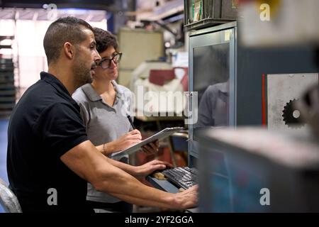 Industriearbeiter diskutieren in metallurgischen Fabriken Stockfoto