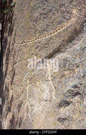 Petroglyphen mit Jagdszenen und einem Schiff (5.000–000 Jahre alt) im staatlichen Historischen und Kulturreservat Gobustan, Aserbaidschan Stockfoto