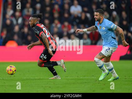 Bournemouth, Großbritannien. November 2024. Bournemouth, England, 2. November 2024: Antoine Semenyo aus Bournemouth (links) unter Druck von Kyle Walker aus Manchester City während des Premier League-Fußballspiels zwischen Bournemouth und Manchester City im Vitality Stadium in Bournemouth, England. (David Horton/SPP) (David Horton/SPP) Credit: SPP Sport Press Photo. /Alamy Live News Stockfoto