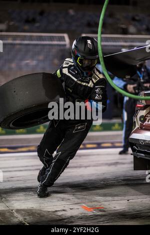 31 FARFUS Augusto (BH), GELAEL Sean (ind), LEUNG Darren (gbr), Team WRT, BMW M4 GT3 #31, LM GT3, Pitstop, Arret aux Stände während der 2024 8. Runde der FIA World Endurance Championship 2024, vom 31. Oktober bis 2. November 2024 auf dem Bahrain International Circuit in Sakhir, Bahrain Stockfoto