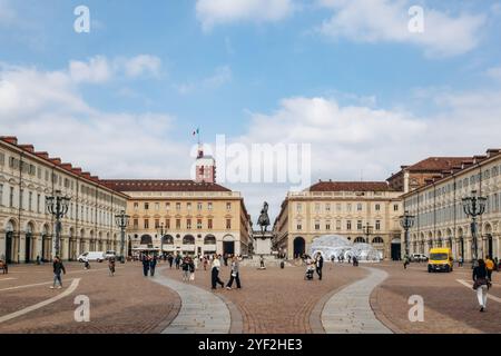 Turin, Italien - 6. Oktober 2024: Piazza San Carlo, früher bekannt als Piazza reale, Piazza d'Armi und Place Napoleon, einer der wichtigsten Plätze in der Stadt Stockfoto