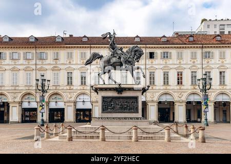 Turin, Italien - 6. Oktober 2024: Piazza San Carlo, früher bekannt als Piazza reale, Piazza d'Armi und Place Napoleon, einer der wichtigsten Plätze in der Stadt Stockfoto