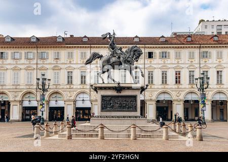 Turin, Italien - 6. Oktober 2024: Piazza San Carlo, früher bekannt als Piazza reale, Piazza d'Armi und Place Napoleon, einer der wichtigsten Plätze in der Stadt Stockfoto