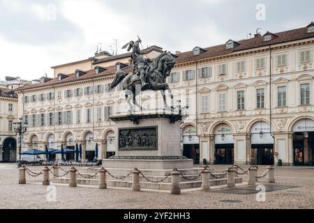 Turin, Italien - 6. Oktober 2024: Piazza San Carlo, früher bekannt als Piazza reale, Piazza d'Armi und Place Napoleon, einer der wichtigsten Plätze in der Stadt Stockfoto