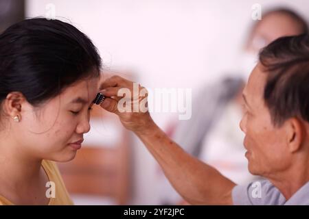 Vietnamesische Klinik für traditionelle Medizin. Massage. Cu Chi. Vietnam. Vietnamesische Klinik für traditionelle Medizin 016810 152 Stockfoto