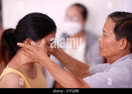 Vietnamesische Klinik für traditionelle Medizin. Massage. Cu Chi. Vietnam. Vietnamesische Klinik für traditionelle Medizin 016810 151 Stockfoto