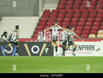 Barcelos, Portugal. November 2024. Estádio Cidade de Barcelos Joel Silva feierte sein Tor während des Spiels der Liga Portugal Betclic 2024/25 zwischen Gil Vicente FC und Boavista FC im Estádio Cidade de Barcelos am 2. November 2024 in Barcelos, Portugal. (Miguel Lemos/SPP) Credit: SPP Sport Press Photo. /Alamy Live News Stockfoto