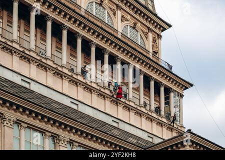 Turin, Italien - 2. Oktober 2024: Dreharbeiten an der Fassade der Mole Antonelliana im Zentrum von Turin Stockfoto