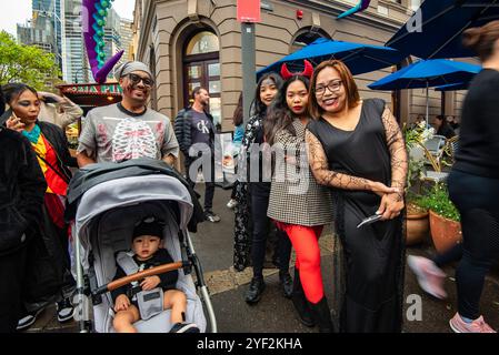 Sydney, Australien 02. November 2024: Vor 20 Jahren kaum erwähnt, ist Halloween in Australien heute ein großes Ereignis, das von Jung und Alt gefeiert wird. Nach Angaben des nationalen Senders ABC wird jeder 20 Teilnehmer teilnehmen und fast 450 Millionen US-Dollar für Outfits und Veranstaltungen ausgegeben. In Sydney fand im Rahmen des jährlichen Ghost Festivals eine Halloween-Parade durch die ältesten Straßen der Stadt im Rocks-Viertel statt, die Tausende von Teilnehmern in allen möglichen Outfits anzog. Quelle: Stephen Dwyer / Alamy Live News Stockfoto