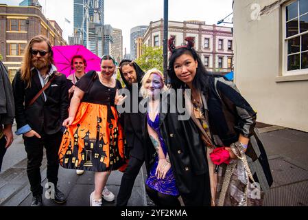 Sydney, Australien 02. November 2024: Vor 20 Jahren kaum erwähnt, ist Halloween in Australien heute ein großes Ereignis, das von Jung und Alt gefeiert wird. Nach Angaben des nationalen Senders ABC wird jeder 20 Teilnehmer teilnehmen und fast 450 Millionen US-Dollar für Outfits und Veranstaltungen ausgegeben. In Sydney fand im Rahmen des jährlichen Ghost Festivals eine Halloween-Parade durch die ältesten Straßen der Stadt im Rocks-Viertel statt, die Tausende von Teilnehmern in allen möglichen Outfits anzog. Quelle: Stephen Dwyer / Alamy Live News Stockfoto