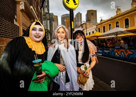 Sydney, Australien 02. November 2024: Vor 20 Jahren kaum erwähnt, ist Halloween in Australien heute ein großes Ereignis, das von Jung und Alt gefeiert wird. Nach Angaben des nationalen Senders ABC wird jeder 20 Teilnehmer teilnehmen und fast 450 Millionen US-Dollar für Outfits und Veranstaltungen ausgegeben. In Sydney fand im Rahmen des jährlichen Ghost Festivals eine Halloween-Parade durch die ältesten Straßen der Stadt im Rocks-Viertel statt, die Tausende von Teilnehmern in allen möglichen Outfits anzog. Quelle: Stephen Dwyer / Alamy Live News Stockfoto