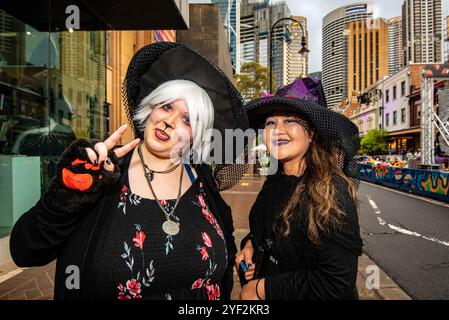 Sydney, Australien 02. November 2024: Vor 20 Jahren kaum erwähnt, ist Halloween in Australien heute ein großes Ereignis, das von Jung und Alt gefeiert wird. Nach Angaben des nationalen Senders ABC wird jeder 20 Teilnehmer teilnehmen und fast 450 Millionen US-Dollar für Outfits und Veranstaltungen ausgegeben. In Sydney fand im Rahmen des jährlichen Ghost Festivals eine Halloween-Parade durch die ältesten Straßen der Stadt im Rocks-Viertel statt, die Tausende von Teilnehmern in allen möglichen Outfits anzog. Quelle: Stephen Dwyer / Alamy Live News Stockfoto