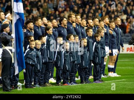 Herbstserie: Schottland gegen Fidschi. November 2024. Die Teams stellen sich für die Nationalhymnen an, während Schottland in ihrem ersten Spiel der Autumn Series gegen Fidschi im Scottish Gas Murrayfield, Edinburgh, UK, spielt Stockfoto