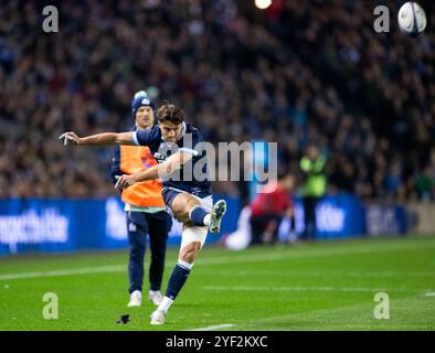 Herbstserie: Schottland gegen Fidschi. November 2024. Schottland-Steff Adam Hastings konvertiert, als Schottland in ihrem ersten Spiel der Herbstserie gegen Fidschi im Scottish Gas Murrayfield, Edinburgh, UK, gegen Ian Jacobs/Alamy Live News antritt Stockfoto