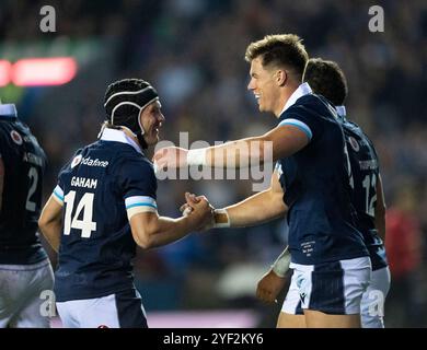 Herbstserie: Schottland gegen Fidschi. November 2024. Schottland-Flügel Darcy Graham gratuliert dem Zentrum Huw Jones, als Schottland in ihrem ersten Spiel der Herbstserie im Scottish Gas Murrayfield, Edinburgh, Großbritannien gegen Fidschi antritt Stockfoto