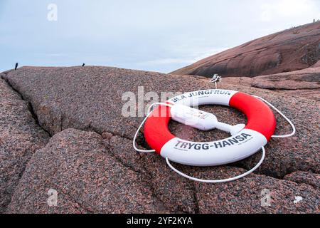 Rettungsschwimmer auf einem Granitfelsen an der Küste des Blauen Jungfrun, einer Insel und Nationalpark im nördlichen Kalmar Sound, Schweden. Stockfoto