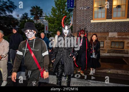 Sydney, Australien 02. November 2024: Vor 20 Jahren kaum erwähnt, ist Halloween in Australien heute ein großes Ereignis, das von Jung und Alt gefeiert wird. Nach Angaben des nationalen Senders ABC wird jeder 20 Teilnehmer teilnehmen und fast 450 Millionen US-Dollar für Outfits und Veranstaltungen ausgegeben. In Sydney fand im Rahmen des jährlichen Ghost Festivals eine Halloween-Parade durch die ältesten Straßen der Stadt im Rocks-Viertel statt, die Tausende von Teilnehmern in allen möglichen Outfits anzog. Quelle: Stephen Dwyer / Alamy Live News Stockfoto