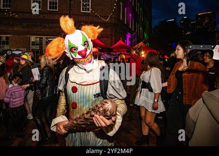 Sydney, Australien 02. November 2024: Vor 20 Jahren kaum erwähnt, ist Halloween in Australien heute ein großes Ereignis, das von Jung und Alt gefeiert wird. Nach Angaben des nationalen Senders ABC wird jeder 20 Teilnehmer teilnehmen und fast 450 Millionen US-Dollar für Outfits und Veranstaltungen ausgegeben. In Sydney fand im Rahmen des jährlichen Ghost Festivals eine Halloween-Parade durch die ältesten Straßen der Stadt im Rocks-Viertel statt, die Tausende von Teilnehmern in allen möglichen Outfits anzog. Quelle: Stephen Dwyer / Alamy Live News Stockfoto