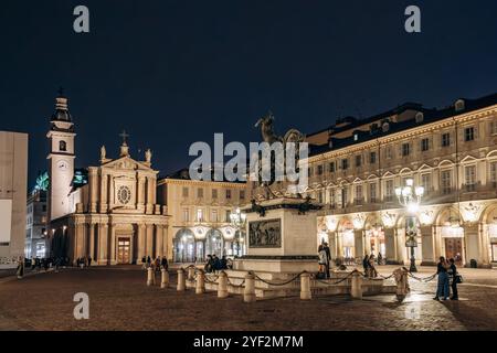 Turin, Italien - 6. Oktober 2024: Piazza San Carlo, früher bekannt als Piazza reale, Piazza d'Armi und Place Napoleon, einer der wichtigsten Plätze in der Stadt Stockfoto