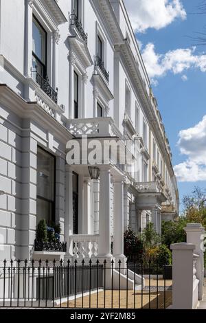 Notting Hill, Spaziergang durch Straßen mit weißen Häusern und blühenden Gärten im Frühling, Stadtleben, wohlhabende Viertel in London, Großbritannien im Frühjahr Stockfoto