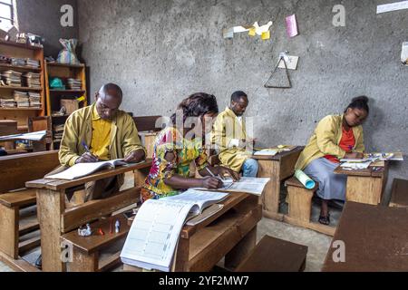 Das Zimmer des Schulpersonals in Bukavu, DRC. Schulpersonalraum in Bukavu, DRC 016830 011 Stockfoto