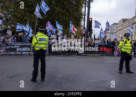 London, Großbritannien. November 2024. Die Metropolitan Police steht während der Stop the Hate UK Rallye auf der Hut. „Stop the Hate UK“ hielt an der Ecke Millbank und Vauxhall Bridge einen Gegenprotest ab, um sich gegen den marsch der palästinensischen Solidaritätskampagne auszusprechen. Quelle: SOPA Images Limited/Alamy Live News Stockfoto