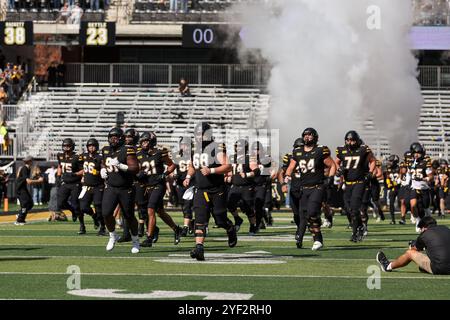 Boone, North Carolina, USA. November 2024. Die Appalachian State Mountaineers starten am 2. November 2024 im Kidd Brewer Stadium in Boone, NC, vor dem NCAA-Fußballspiel App State Mountaineers vs Old Dominion Monarchs. (Kreditbild: © Cory Knowlton/ZUMA Press Wire) NUR REDAKTIONELLE VERWENDUNG! Nicht für kommerzielle ZWECKE! Quelle: ZUMA Press, Inc./Alamy Live News Stockfoto