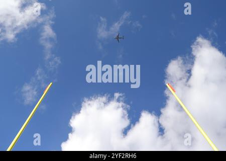 Boone, North Carolina, USA. November 2024. Ein Militärjet, der den Heroes Day repräsentiert, macht am 2. November 2024 einen Überflug vor dem NCAA-Fußballspiel App State Mountaineers vs Old Dominion Monarchs im Kidd Brewer Stadium in Boone, NC. (Kreditbild: © Cory Knowlton/ZUMA Press Wire) NUR REDAKTIONELLE VERWENDUNG! Nicht für kommerzielle ZWECKE! Quelle: ZUMA Press, Inc./Alamy Live News Stockfoto