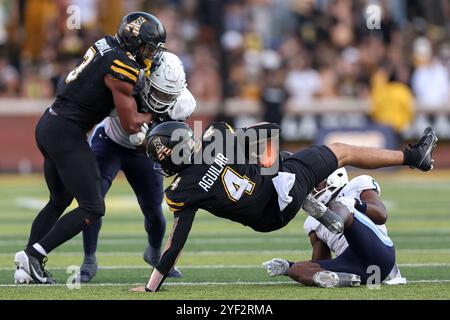 Boone, North Carolina, USA. November 2024. JOEY AGUILAR (4), Quarterback der Appalachian State Mountaineers, wird am 2. November 2024 im Kidd Brewer Stadium in Boone, NC, im vierten Quartal des NCAA-Fußballspiels App State Mountaineers vs Old Dominion Monarchs angegriffen. (Kreditbild: © Cory Knowlton/ZUMA Press Wire) NUR REDAKTIONELLE VERWENDUNG! Nicht für kommerzielle ZWECKE! Quelle: ZUMA Press, Inc./Alamy Live News Stockfoto