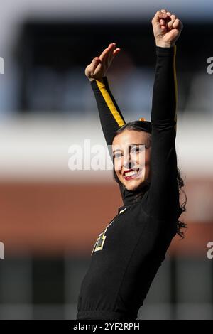 Boone, North Carolina, USA. November 2024. Ein Cheerleader der Appalachian State Mountaineers bejubelt das zweite Quartal des NCAA-Spiels App State Mountaineers vs Old Dominion Monarchs im Kidd Brewer Stadium in Boone, NC am 2. November 2024. (Kreditbild: © Cory Knowlton/ZUMA Press Wire) NUR REDAKTIONELLE VERWENDUNG! Nicht für kommerzielle ZWECKE! Quelle: ZUMA Press, Inc./Alamy Live News Stockfoto