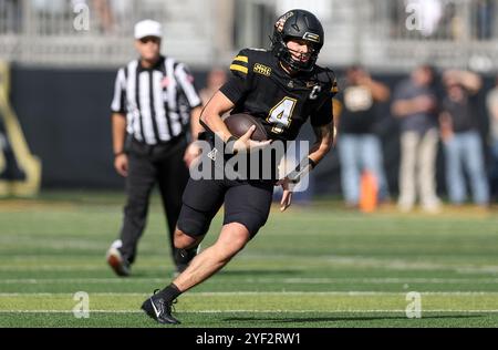 Boone, North Carolina, USA. November 2024. JOEY AGUILAR (4), Quarterback der Appalachian State Mountaineers, spielt den Ball während des ersten Viertels des NCAA-Fußballspiels App State Mountaineers vs Old Dominion Monarchs im Kidd Brewer Stadium in Boone, NC am 2. November 2024. (Kreditbild: © Cory Knowlton/ZUMA Press Wire) NUR REDAKTIONELLE VERWENDUNG! Nicht für kommerzielle ZWECKE! Quelle: ZUMA Press, Inc./Alamy Live News Stockfoto