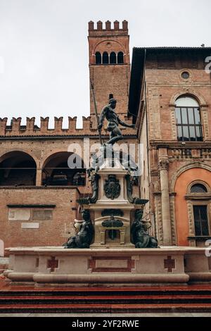 Bologna, Italien - 6. Oktober 2024: Neptunbrunnen auf dem gleichnamigen Platz Piazza del Nettuno in Bologna Stockfoto