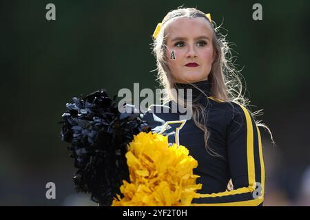 Boone, North Carolina, USA. November 2024. Ein Cheerleader der Appalachian State Mountaineers ist am 2. November 2024 im Kidd Brewer Stadium in Boone, NC, im ersten Quartal des NCAA-Fußballspiels App State Mountaineers vs Old Dominion Monarchs dabei. (Kreditbild: © Cory Knowlton/ZUMA Press Wire) NUR REDAKTIONELLE VERWENDUNG! Nicht für kommerzielle ZWECKE! Quelle: ZUMA Press, Inc./Alamy Live News Stockfoto