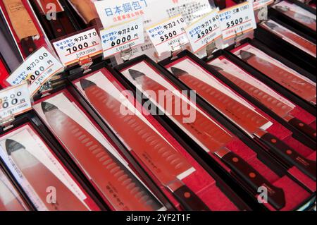 Traditionelle japanische Küchenmesser oder „Hocho“ auf einem Markt in Seki City, Gifu, Japan. Stockfoto