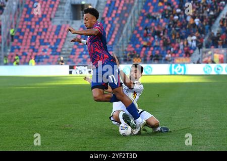 Pierotti Santiago (US Lecce) im Spiel mit Dan Ndoye (Bologna FC) beim Spiel Bologna FC gegen US Lecce, italienische Fußball-Serie A in Bologna, Italien, 02. November 2024 Stockfoto